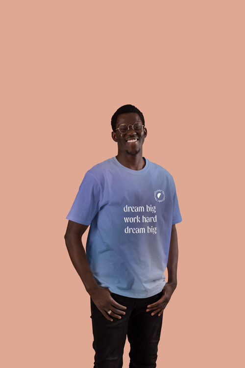 Мужчина в одежде оверсайз