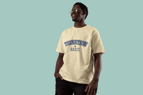 Мужчина в одежде оверсайз, которого видно наполовину