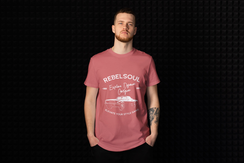 スタジオでポーズをとる男性