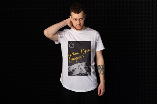 Tシャツを着た男性、半面