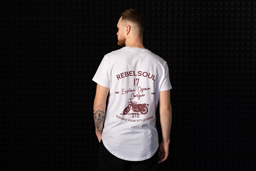 Tシャツを着た男性、背面図