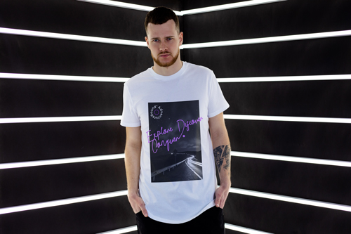 カメラを見る男性