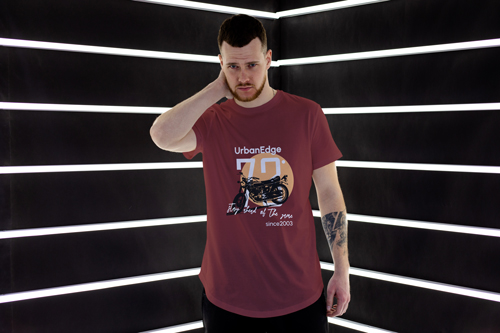 流行のTシャツを着ている男性