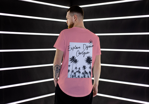 Tシャツを着てポーズをとる男性、背面図