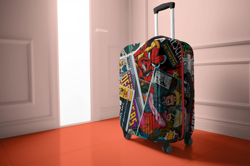 Maleta al lado de una puerta