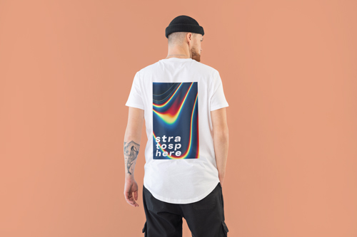 Tişörtle Poz Veren Adamın Arkadan Görünüşü