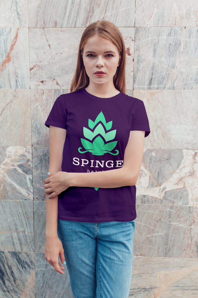 Девушка-подросток стоит на мраморном фоне