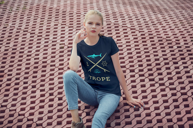 Девочка-подросток сидит на полу с узором