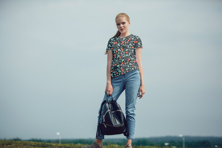 Девочка-подросток стоит с рюкзаком в руках