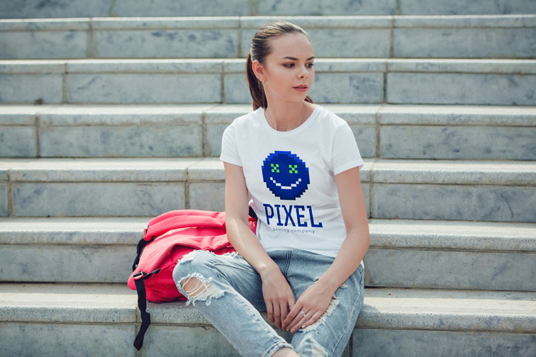 Девочка-подросток сидит на ступеньках и смотрит в сторону