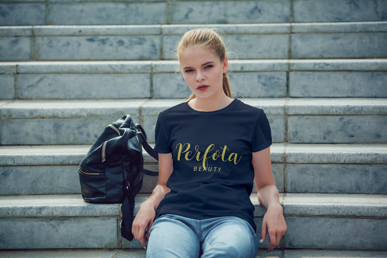 Девочка-подросток сидит на ступеньках