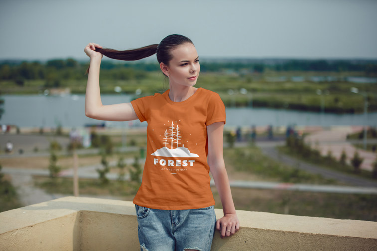 Девочка-подросток держится за свой хвост