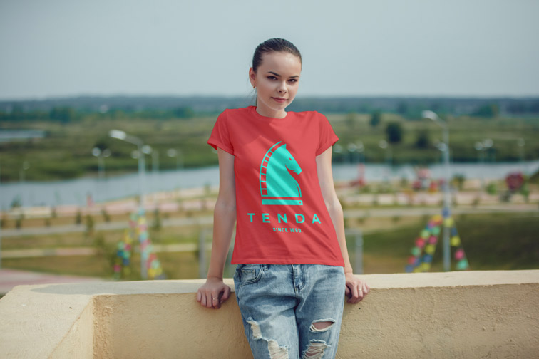 Девочка-подросток прислонилась к каменному забору