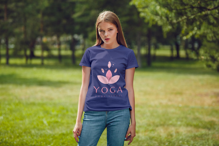 Девочка-подросток смотрит в объектив в парке