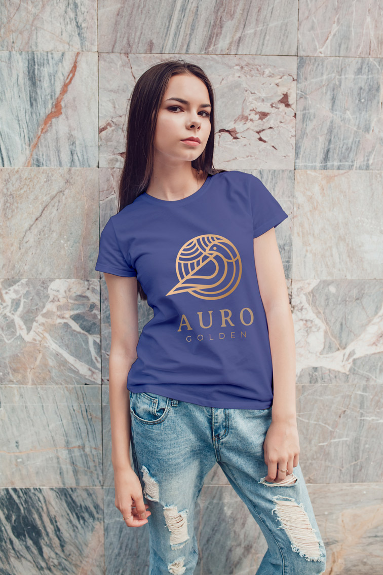 Красивая девочка-подросток позирует