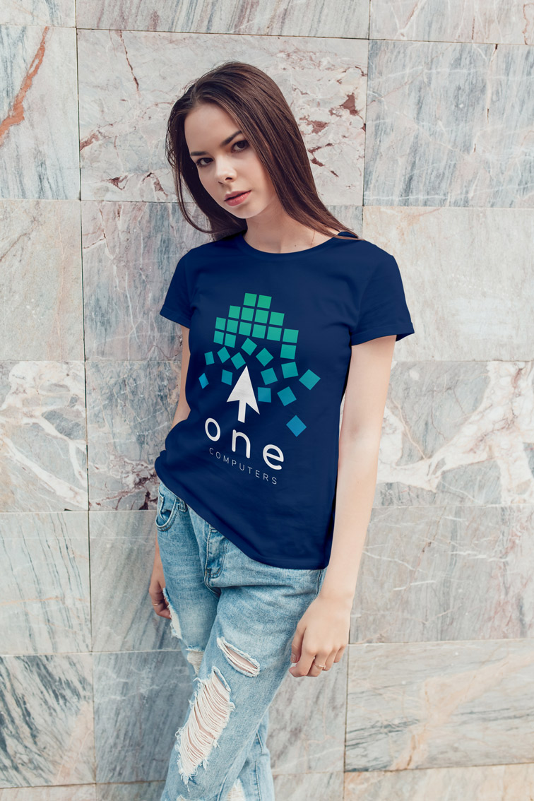 Девочка-подросток позирует на камеру