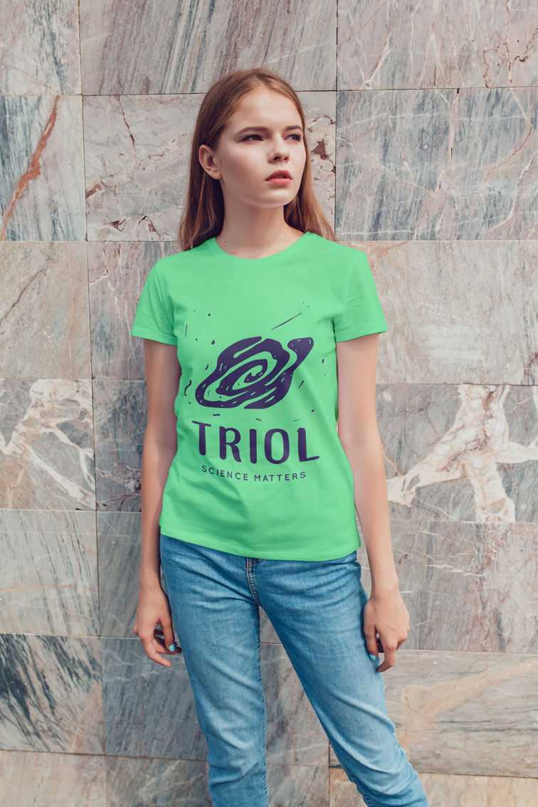 Девочка-подросток смотрит в сторону