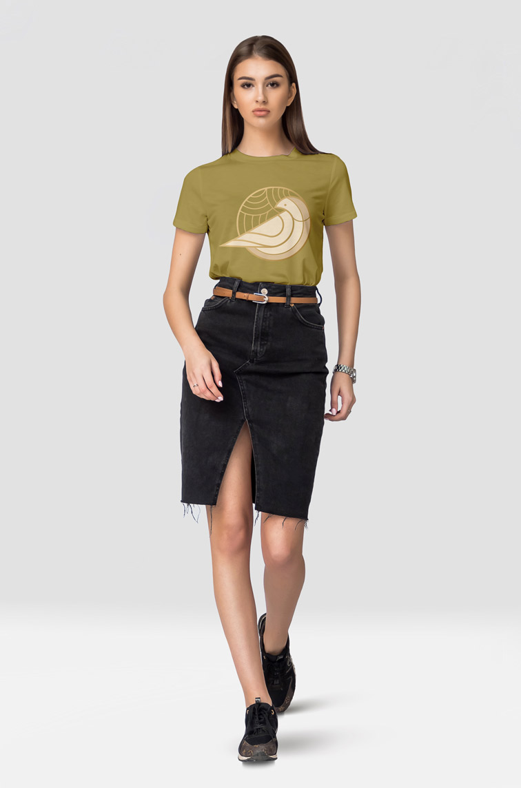 Модная девушка на сером фоне