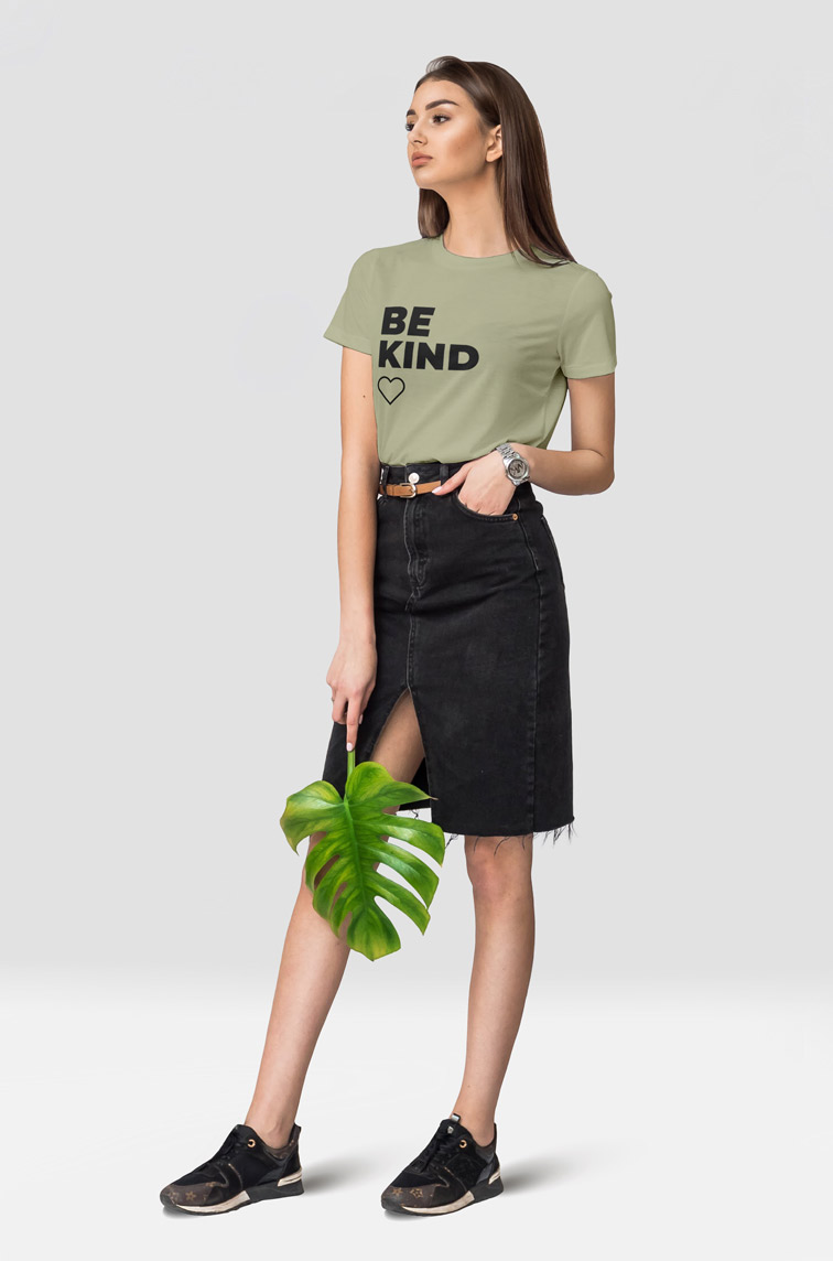 Девушка с листом монстеры смотрит в сторону