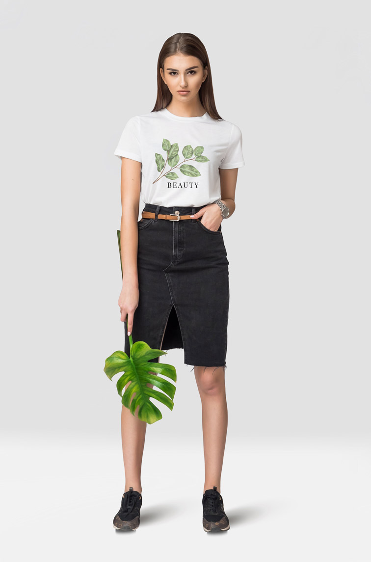 Девушка с листом монстеры