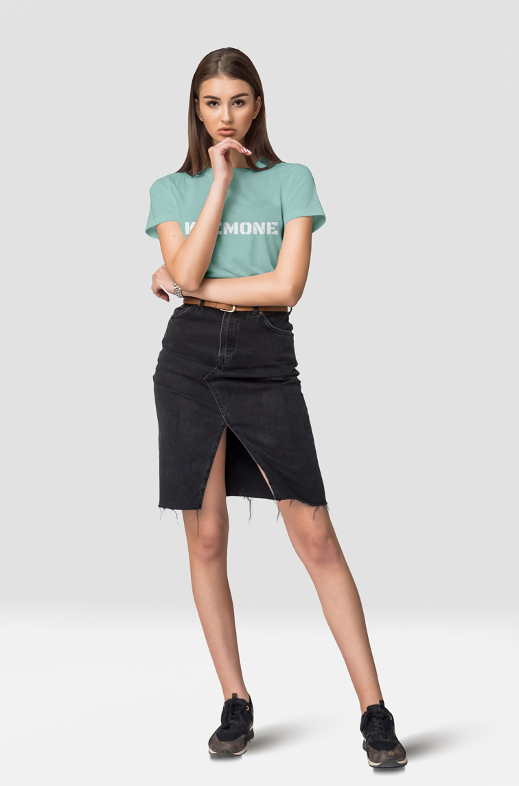 Девушка со скрещенными руками смотрит в камеру