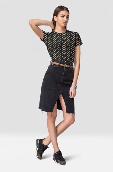 Стильная девушка позирует с рукой за головой