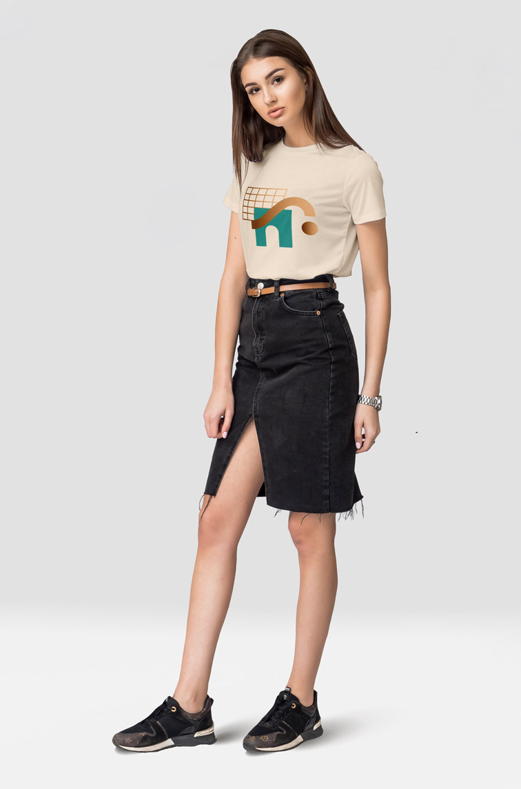 Красивая девушка стоит на сером фоне