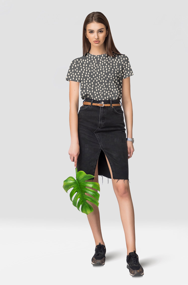 Девушка стоит с листом монстеры в руках