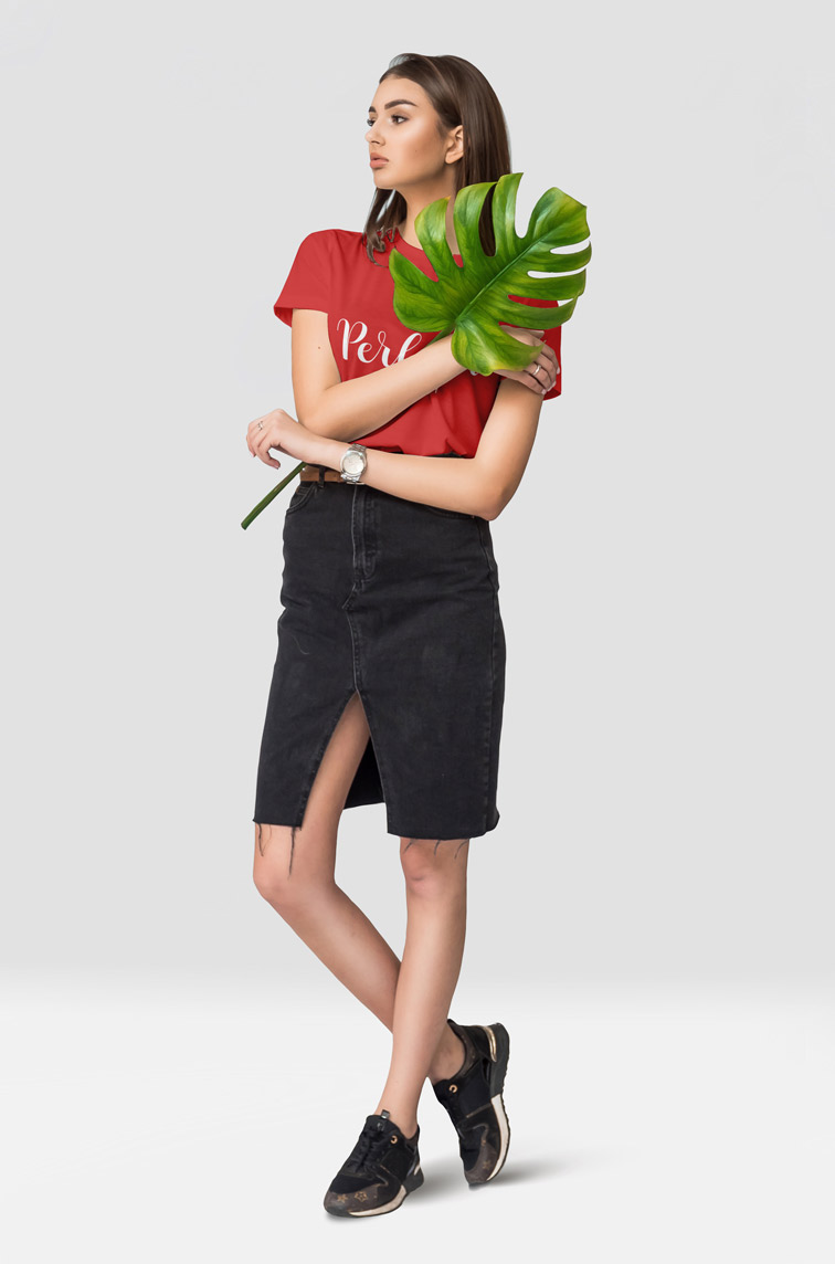 Девушка позирует с листом монстеры в руках