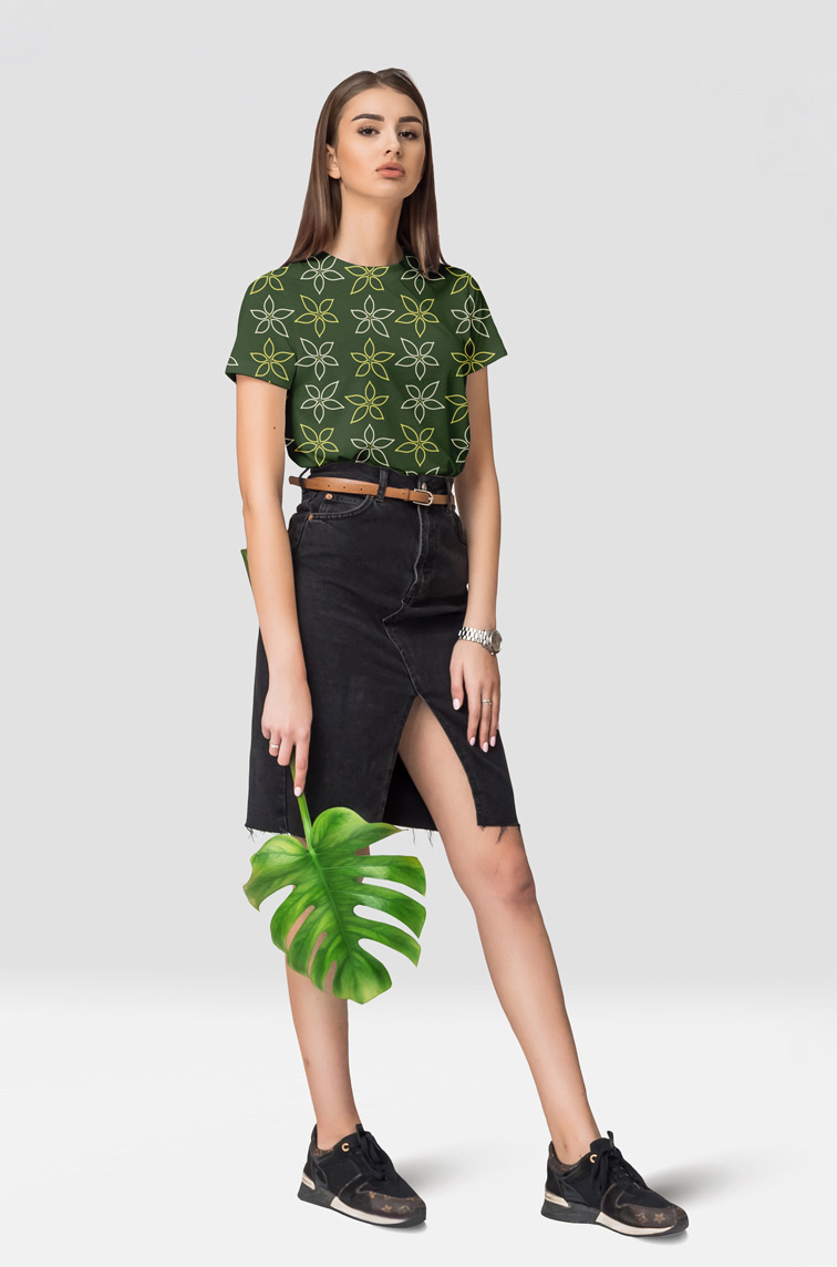 Девушка c листом монстеры в руках