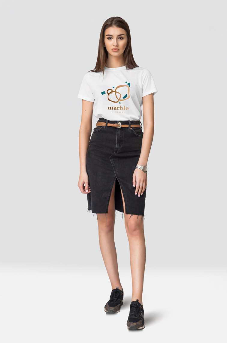 Девушка стоит на сером фоне