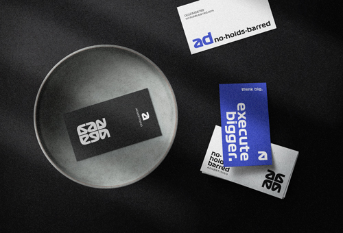 Визитные карточки, одна в тарелке