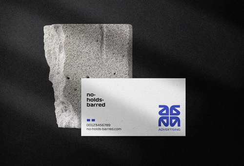 Визитная карточка, лежащая на камне