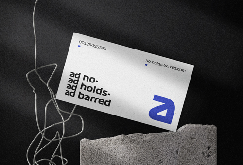 Визитная карточка на черной поверхности