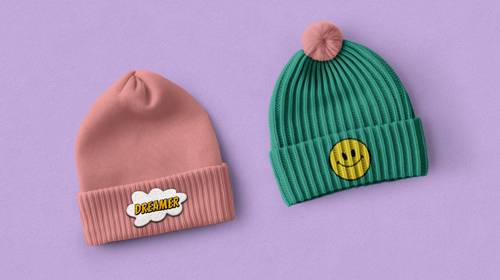 Vista inclinada de dos sombreros