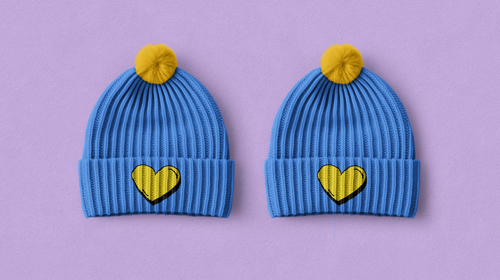 Dos gorros, uno al lado del otro