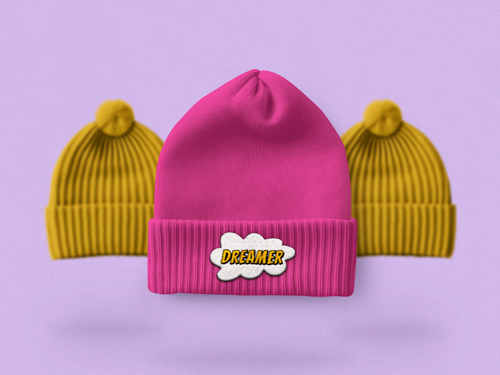 Tres gorros, uno por delante