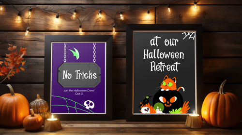 Affiches éclairées à la bougie contre un mur en bois