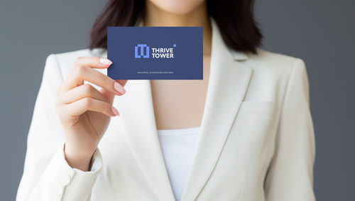 Frau hält eine Visitenkarte