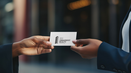 Menschen tauschen Visitenkarten aus