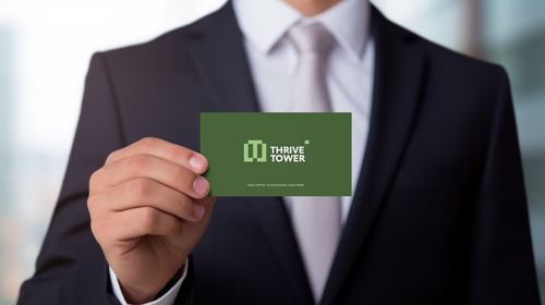 Person, die eine Visitenkarte vorzeigt