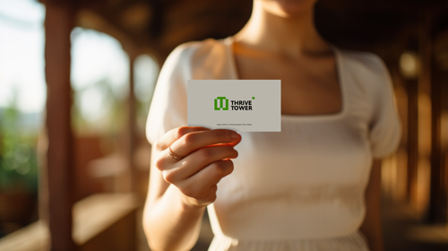 Frau, die eine Visitenkarte präsentiert