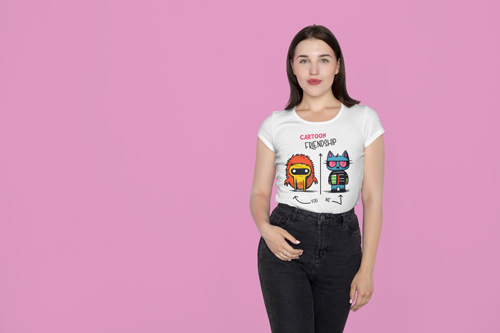 Vista frontal de una mujer posando con una camiseta