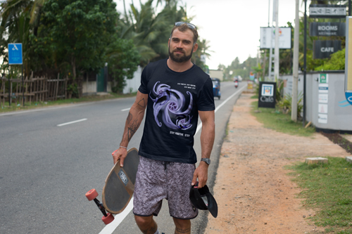 Мужчина смотрит в камеру