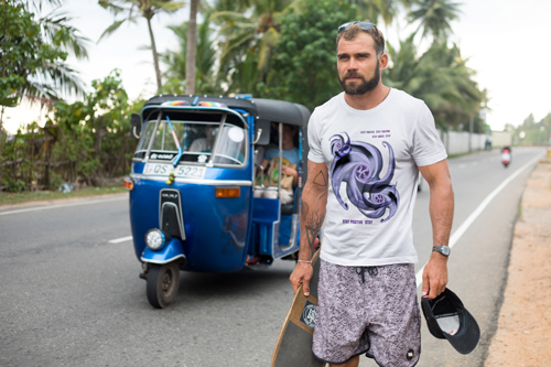 Мужчина стоит на дороге