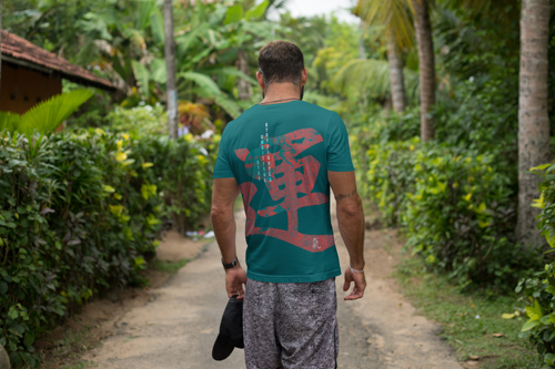 Мужчина, позирующий в футболке, вид сзади