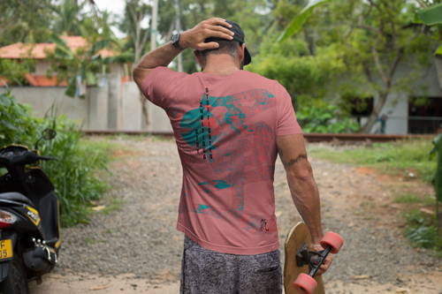 Мужчина в футболке, вид сзади