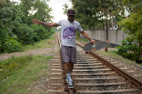 Мужчина со скейтбордом в руках