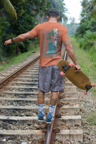 Мужчина, идущий по железной дороге