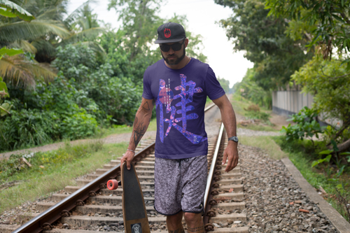 Мужчина в футболке и солнцезащитных очках